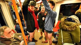 Recesisté bez kalhot oživili pražské metro: Senioři protáčeli panenky