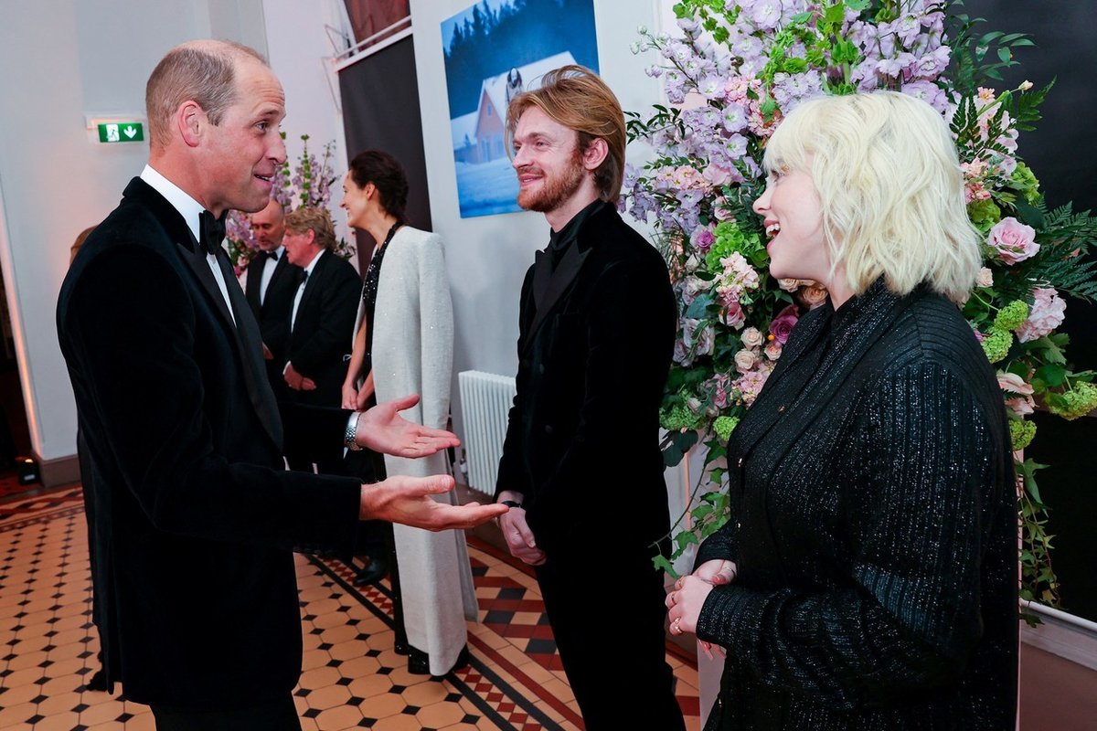 Členové britské královské rodiny na premiéře bondovky To Time To Die.