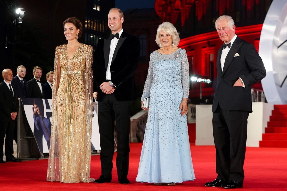 Členové britské královské rodiny na světové premiéře bondovky No Time To Die.