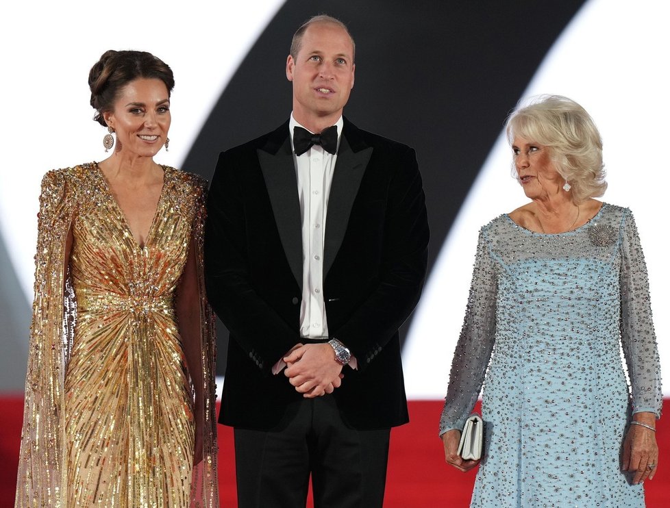 Členové britské královské rodiny na světové premiéře bondovky No Time To Die.