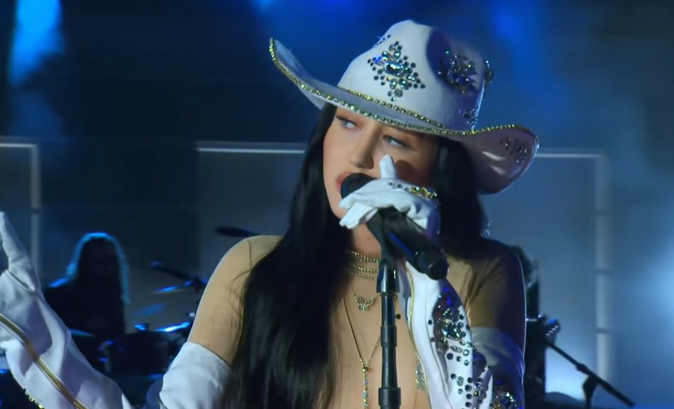 Noah Cyrus na svém vystoupení na Country Music Television Awards 2020