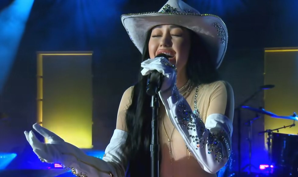 Noah Cyrus na svém vystoupení na Country Music Television Awards 2020