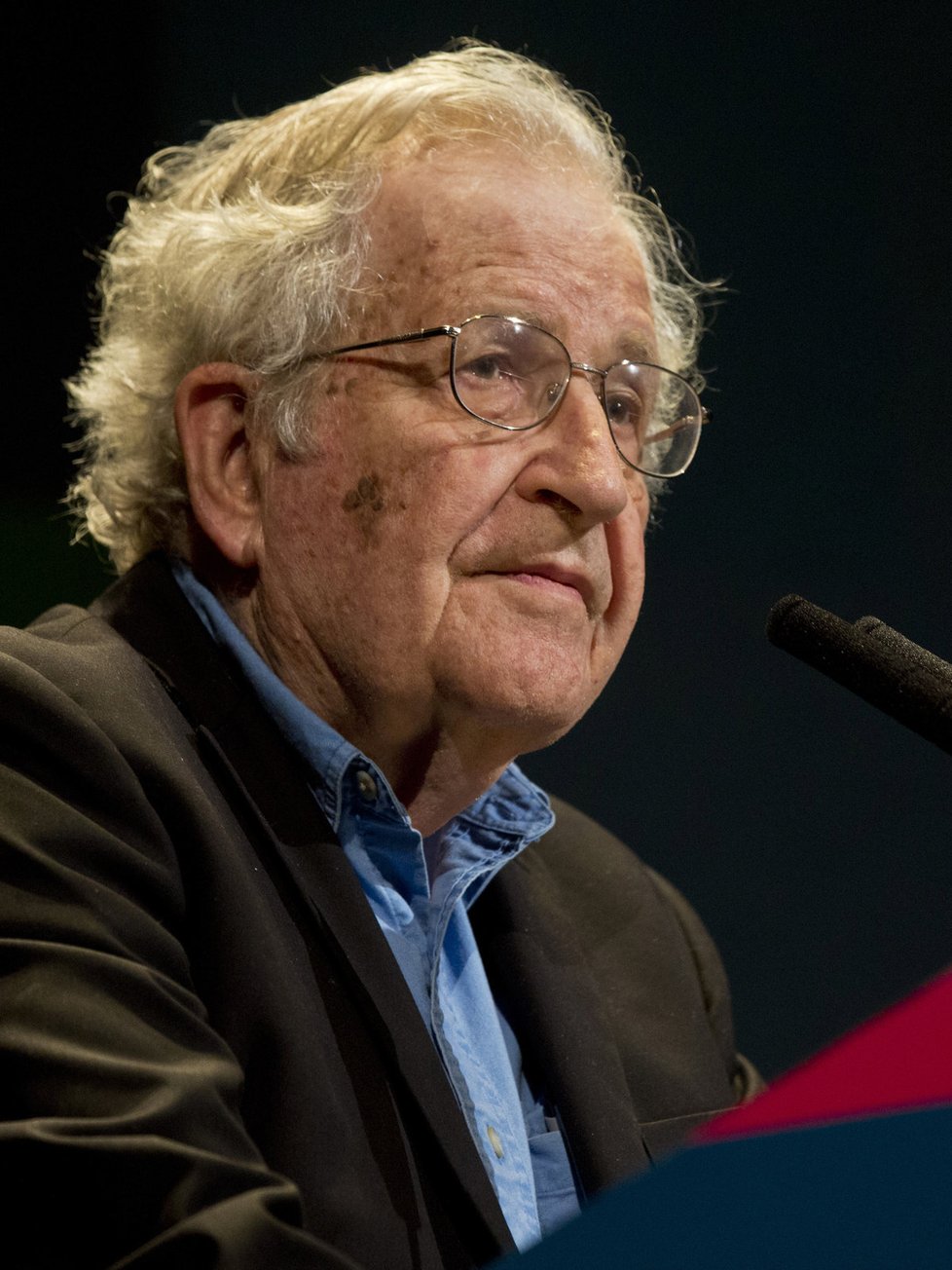 Před jaderným konfliktem varuje i světoznámý akademik Noam Chomsky.