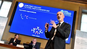 Nobelovu cenu za chemii letos získali společně Němec Benjamin List a britský rodák působící v USA David McMillan za vývoj nového způsobu konstruování molekul (6. 10. 2021)
