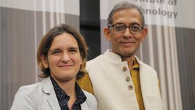 Letošní Nobelovu cenu za ekonomii získali manželé Abhijit Banerjee  a Esther Duflová.