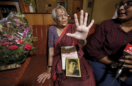 Letošní Nobelovu cenu za ekonomii získali manželé Abhijit Banerjee  a Esther Duflová. Na snímku matka ekonoma Banerjeeho.