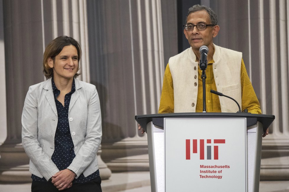 Letošní Nobelovu cenu za ekonomii získali manželé Abhijit Banerjee  a Esther Duflová.