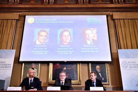 Letošní Nobelovu cenu za ekonomii získali Američané Abhijit Banerjee a Michael Kremer spolu s Francouzkou Esther Duflovou (14. 10. 2019)