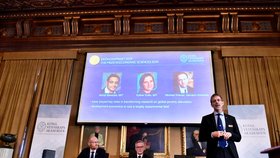 Letošní Nobelovu cenu za ekonomii získali Američané Abhijit Banerjee a Michael Kremer spolu s Francouzkou Esther Duflovou (14. 10. 2019)