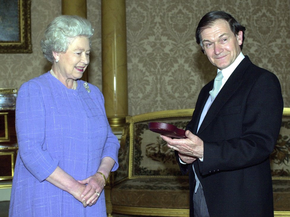 Nositel Nobelovy ceny za fyziku pro rok 2020: Britský fyzik Roger Penrose. Na snímku s královnou Alžbětou II.