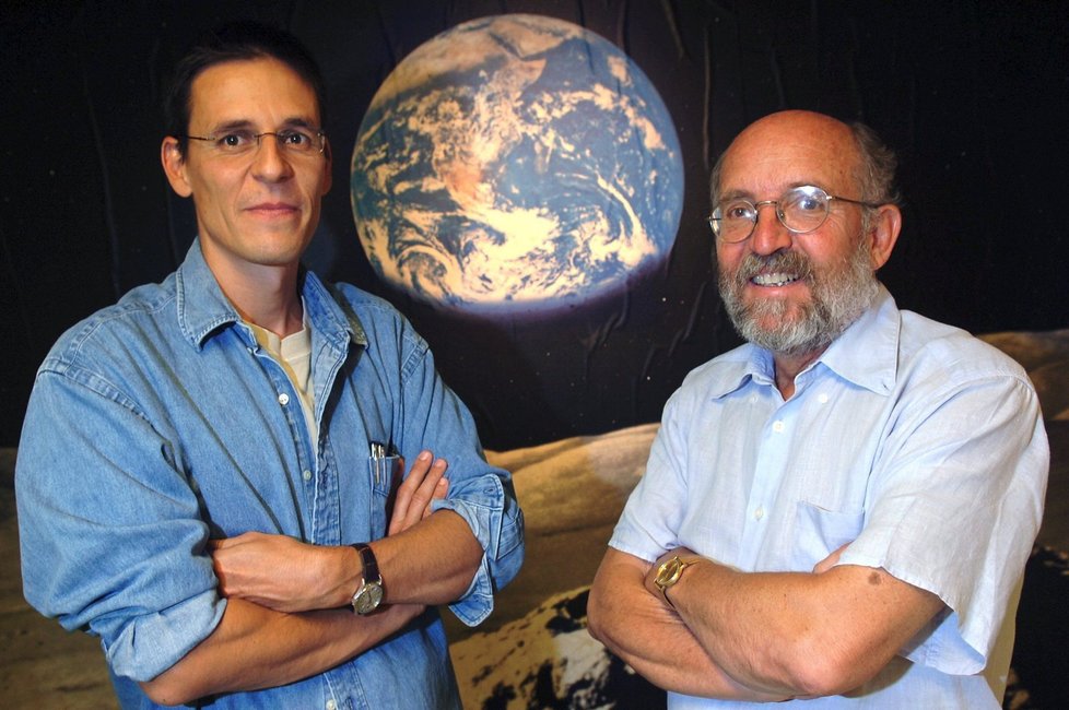 Nobelova cena za fyziku udělena za výzkum evoluce vesmíru. Na snímku Didier Queloz a Michel Mayor.