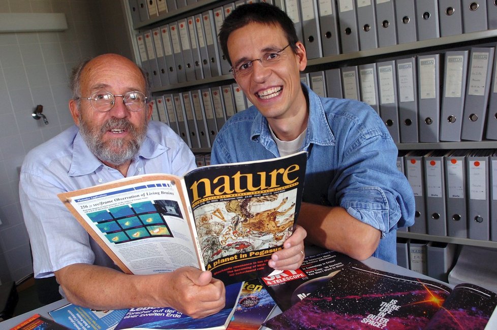 Nobelova cena za fyziku udělena za výzkum evoluce vesmíru. Na snímku Didier Queloz a Michel Mayor.