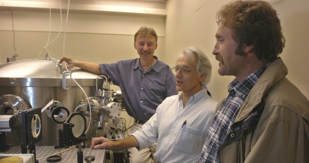Francouz Gérard Mourou (uprostřed) společně s Američanem Arthurem Ashkinem a Kanaďankou Donnou Stricklandovou získal Nobelovu cenu za fyziku.