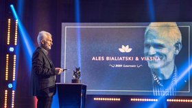 Běloruský aktivista Ales Bjaljacki získal Nobelovu cenu za mír.