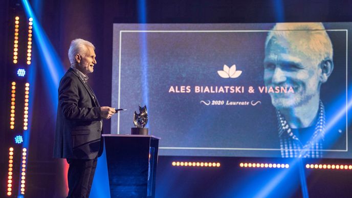 Běloruský aktivista Ales Bjaljacki získal Nobelovu cenu za mír.