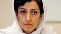 Nobelovu cenu za mír získala vězněná íránská aktivistka Narges Mohammadíová, která bojuje za ženská práva a proti trestu smrti.