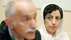 Nobelovu cenu za mír získala vězněná íránská aktivistka Narges Mohammadíová, která bojuje za ženská práva a proti trestu smrti.
