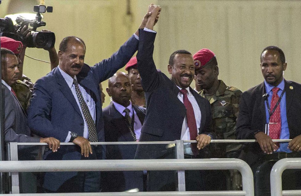Nobelovu cenu míru za rok 2019 získal etiopský premiér Abiy Ahmed. Na snímku s eritrejským prezidentem Isaisem Afwerkim.