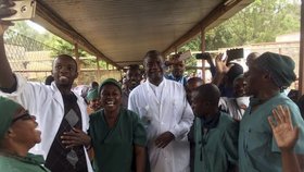 Nositel Nobelovy ceny míru pro rok 2018, konžský gynekolog Denis Mukwege. Radost z ocenění sdílel se svými kolegy.