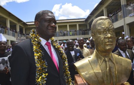 Nositel Nobelovy ceny míru pro rok 2018, konžský gynekolog Denis Mukwege. Na klinice Panzi mu odhalili bustu.