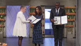 Laureáti Nobelovy ceny míru Denis Mukwege a Nadia Muradová s předsedkyní norského Nobelova výboru Berit Reissovou-Andersenovou