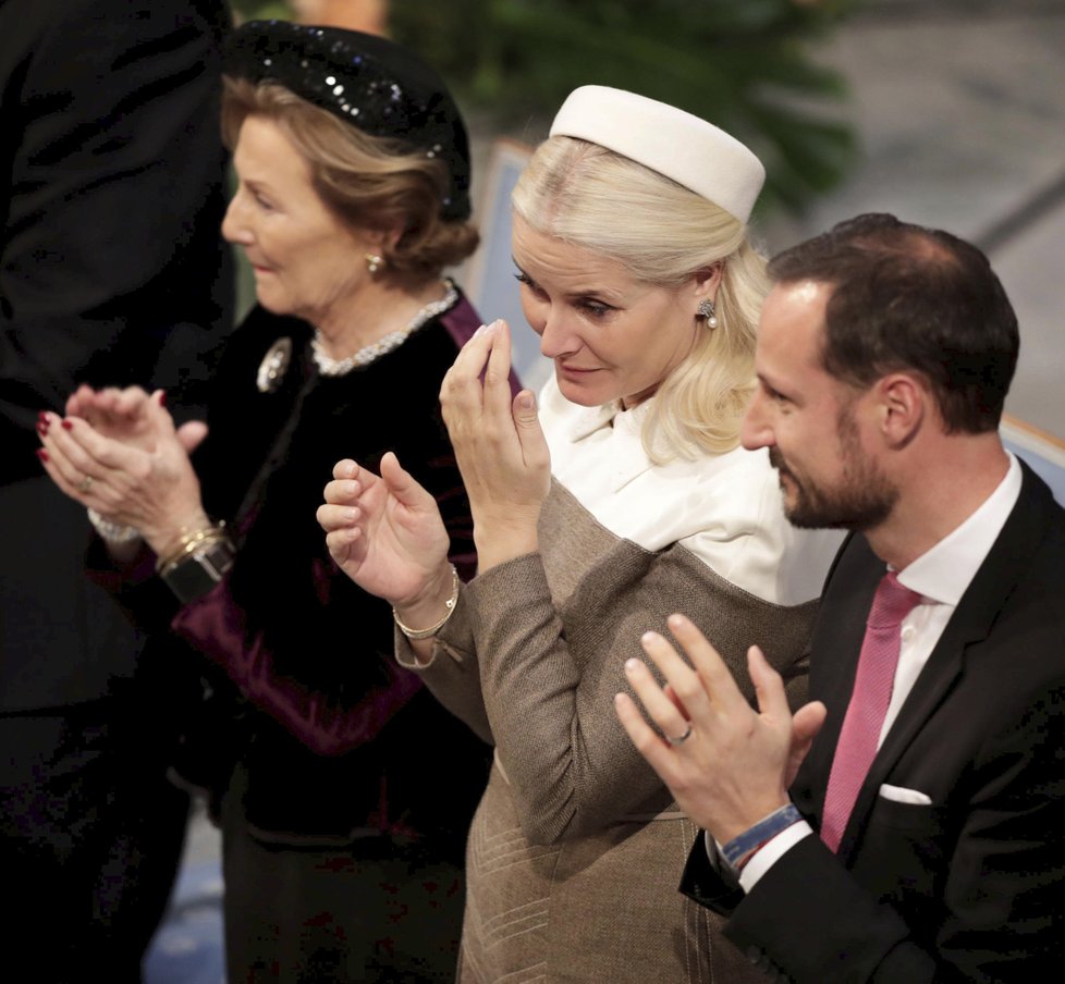 Norská korunní princezna Mette-Marit jen stěží zadržovala slzy. Na snímku s královnou Sonjou a manželem, korunním princem Haakonem.