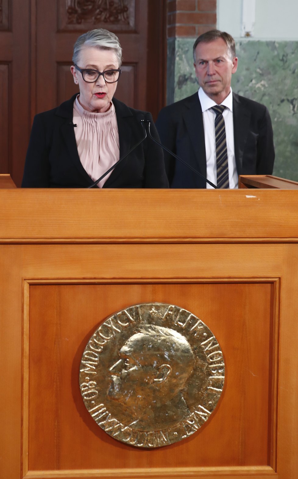 Členové Nobelova výboru Berit Reissová-Andersenová a Olav Njölstad vyhlásili letošní laureáty Nobelovy ceny míru.