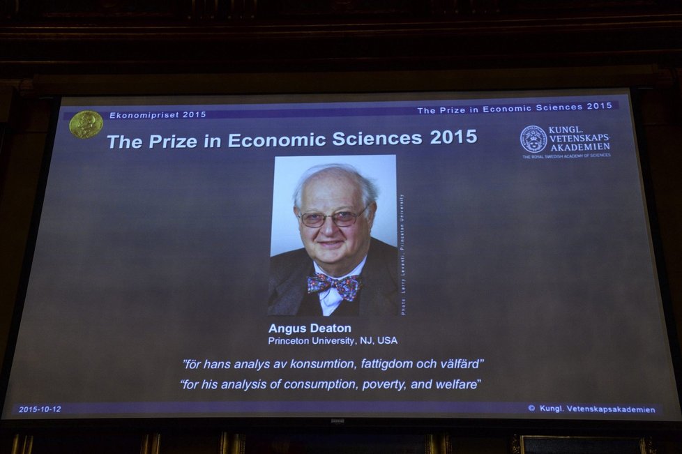 Nobelovu cenu za ekonomii získal Angus Deaton z Británie za analýzu spotřeby, chudoby a blahobytu.