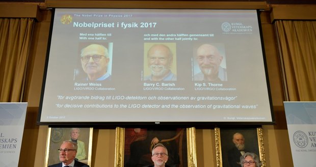 Nobelovu cenu za fyziku dostali tři Američané. Dokázali to, co tvrdil Einstein