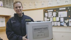 Policistka Alena Peterková ukazuje drogový kufr, jsou v něm zastoupeny všechny známé drogy.