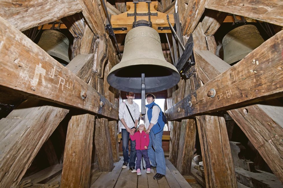 Velký zájem byl i o prohlídku zvonice ve věži kostela sv. Matěje v Praze-Dejvicích.