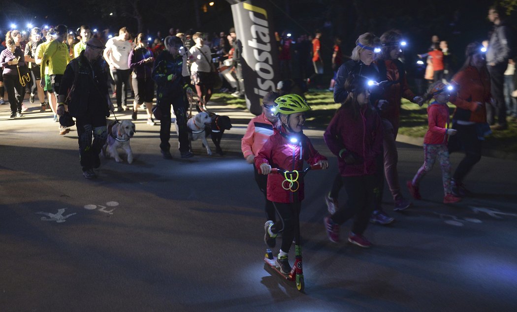 Nočního běhu pro Světlušku se zúčastnily běžci různého věku