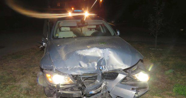 Opilý řidič nezvládl řízení a u Vyšehořovic sjel z vozovky. Nehoda se stala fatální pro jeho spolujezdce. (Ilustrační foto)