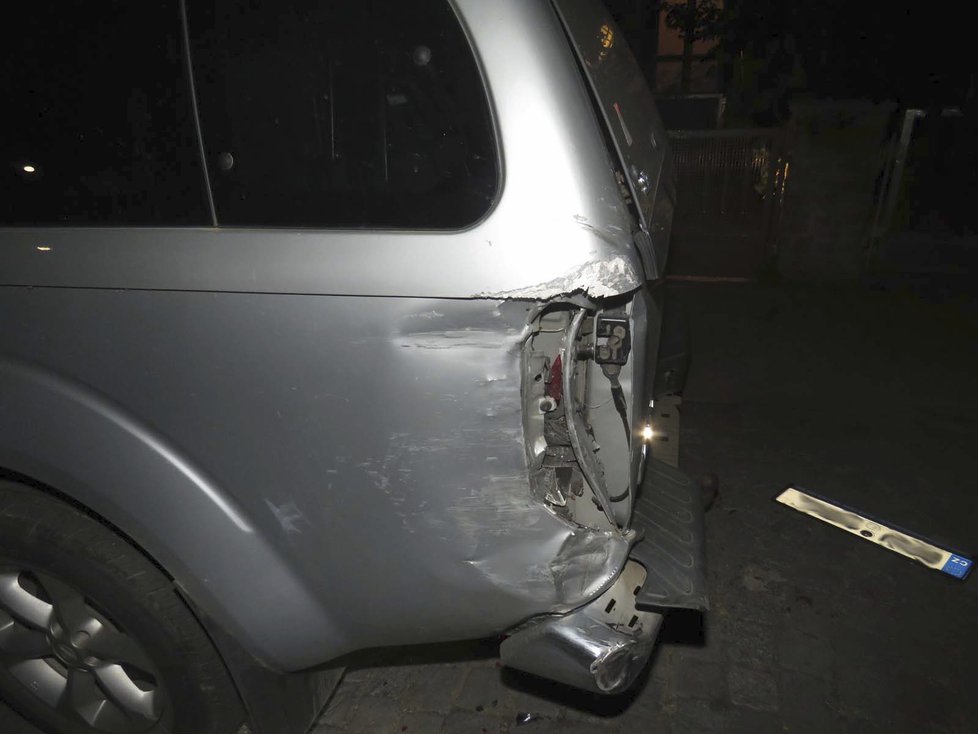 Osmačtyřicetiletá žena v BMW zběsile ujížděla na Brněnsku policistům, důvodem byl alkohol. Poškodila několik aut, zastavila až o rodinný dům.