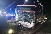Autobus po nehodě na Vyškovsku skončil v kolejišti: V akci vrtulník