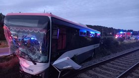 Při středeční noční nehodě u Bučovic se zranili řidiči osobáku a autobusu.