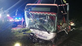 Při středeční noční nehodě u Bučovic se zranili řidiči osobáku a autobusu.