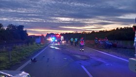 Při středeční noční nehodě u Bučovic se zranili řidiči osobáku a autobusu.
