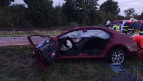 Při středeční noční nehodě u Bučovic se zranili řidiči osobáku a autobusu.