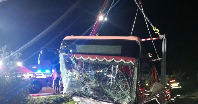 Při středeční noční nehodě u Bučovic se zranili řidiči osobáku a autobusu.