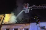 Noční požár v Brně-Komíně zničil střechu provozu údržby. Škoda přesáhla jeden milion, okolní zástavbu hasiči před ohněm uchránili.