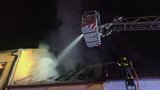 Noční požár v Brně-Komíně: Škoda přesáhla milion, hasiči uchránili domy v okolí