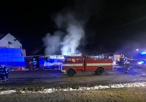 Středeční noční požár domu ve Starých Hvězdlicích na Vyškovsku skončil tragicky. Hasiči našli uvnitř mrtvou ženu.