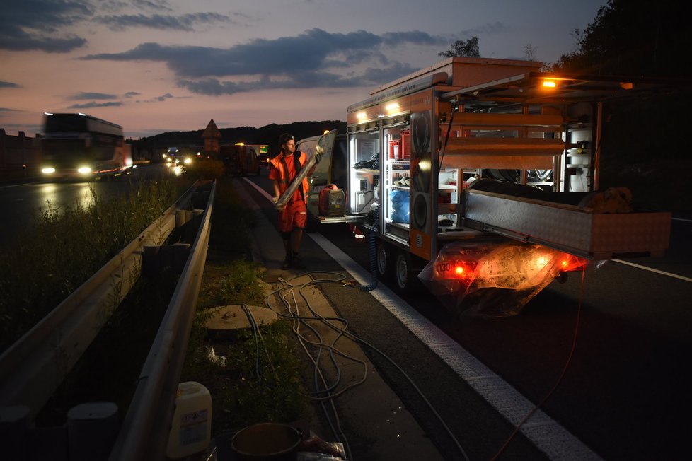 Na válec se záplata musí přivázat dráty, aby se při pohybu v úzké kanalizaci nesmekla