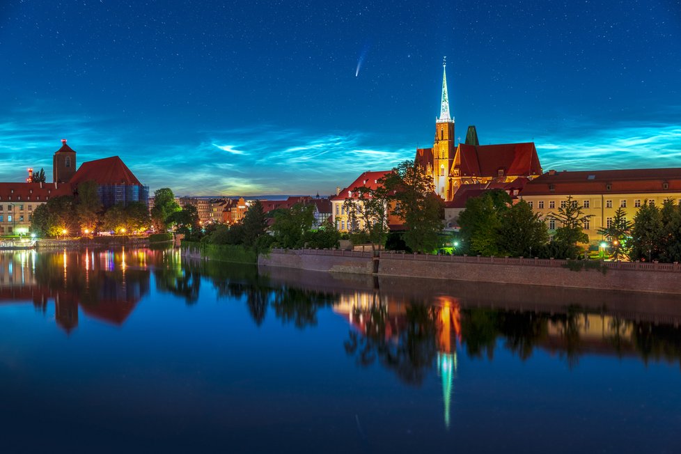 Noční svítící oblaka, nad kterými je navíc kometa. Tento pohádkový úkaz byl vidět nad polským městem Wroclaw.