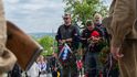 Členové Nočních vlků před položením květin k památníku. Členové Nočních vlků před položením květin k památníku.