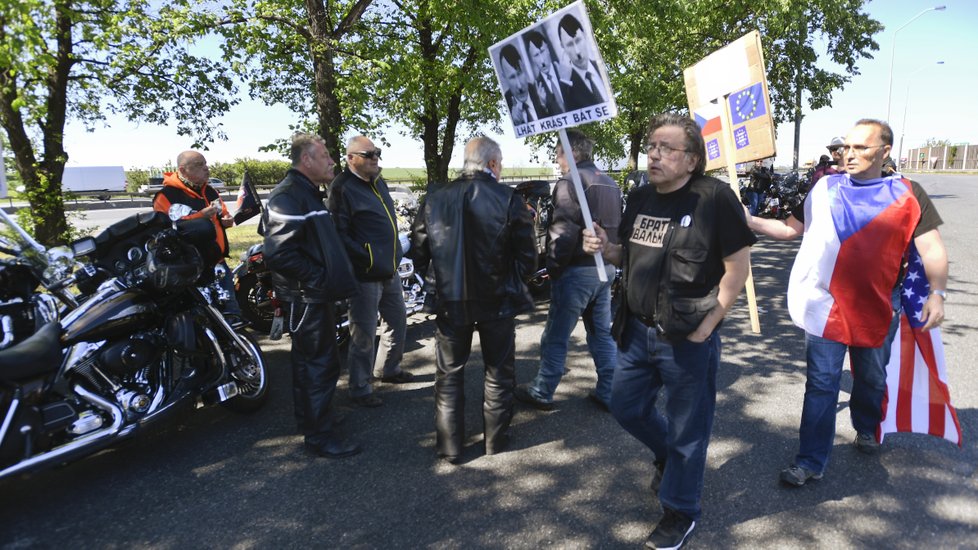 Noční vlci a jejich příznivci v Průhonicích u Prahy: Proti jejich jízdě přišlo demonstrovat několik lidí