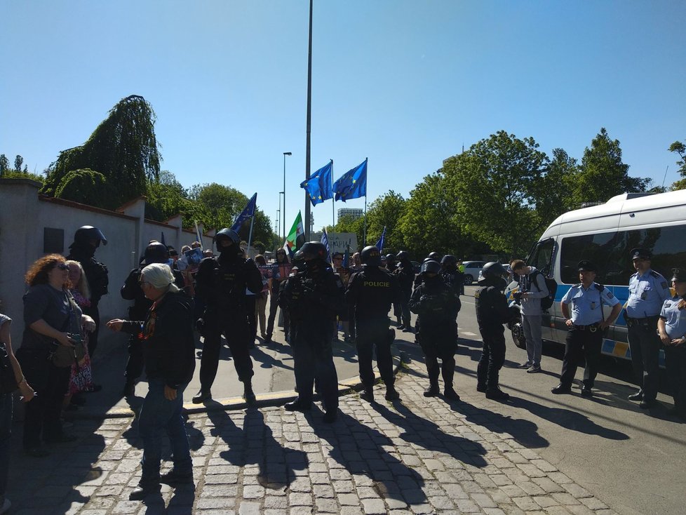 Noční vlci na Olšanských hřbitovech uctili památku padlých ruských vojáků.