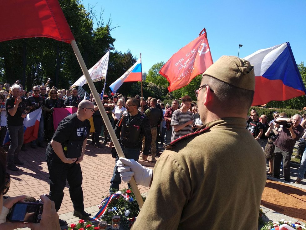 Noční vlci na Olšanských hřbitovech uctili památku padlých ruských vojáků.