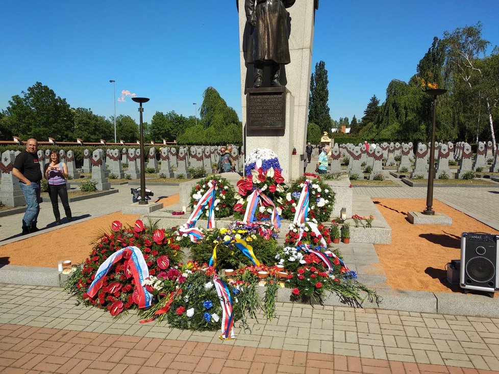2018: Noční vlci na Olšanských hřbitovech uctili památku padlých ruských vojáků.
